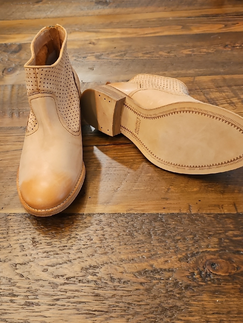 NWOT Womens Johnson & Murphy Vicki  Leather Ankle Booties - Tan